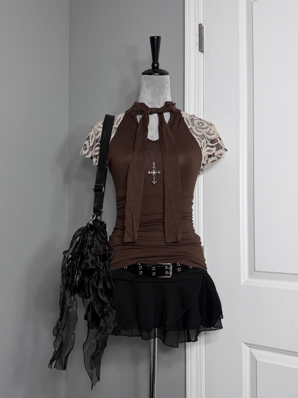Y2K Silvergate Tied Mock Neck Brown Cap Sleeve Floral Lace Top w/ Cinched Waist